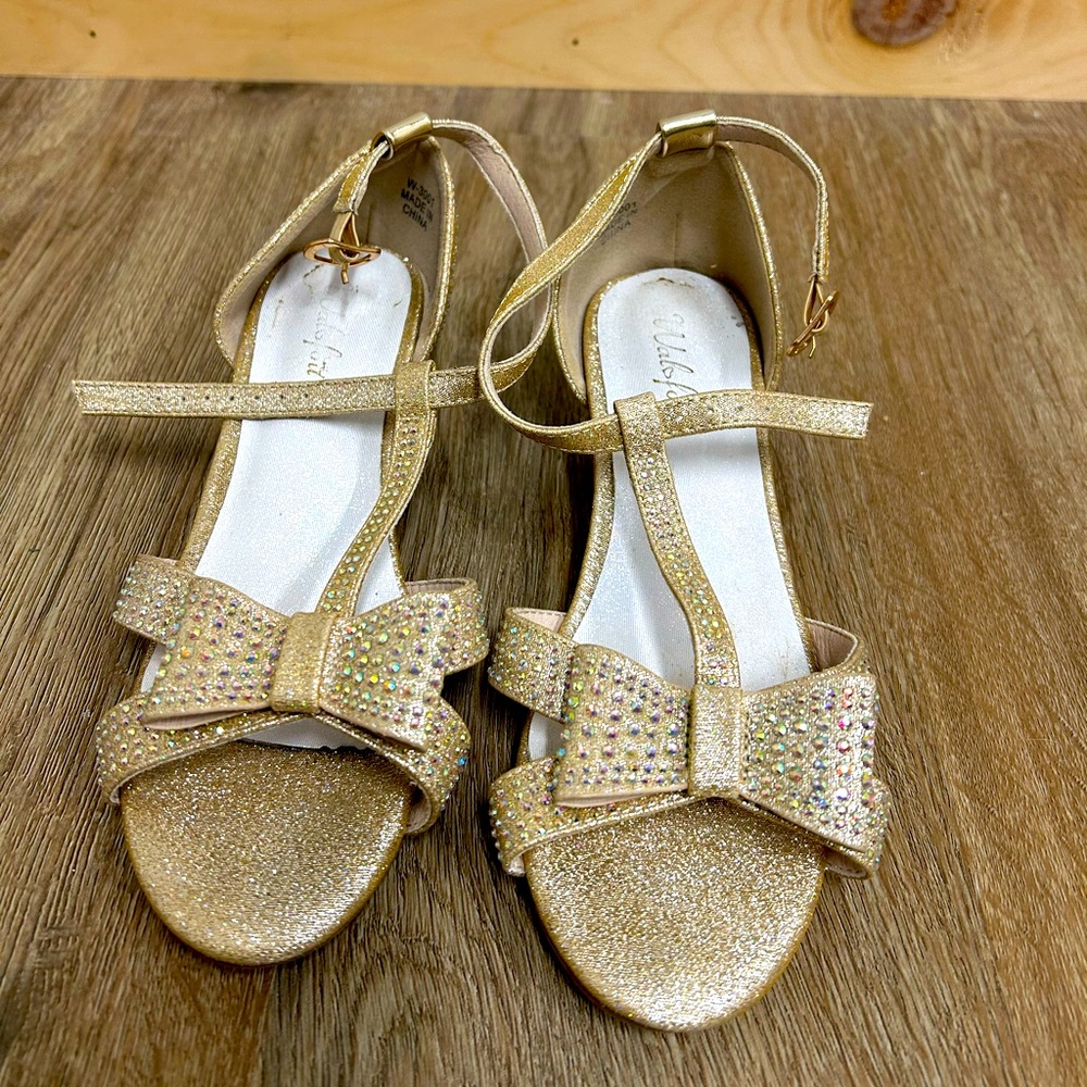 Girls dress shoes with small heel gold sparkly size 3